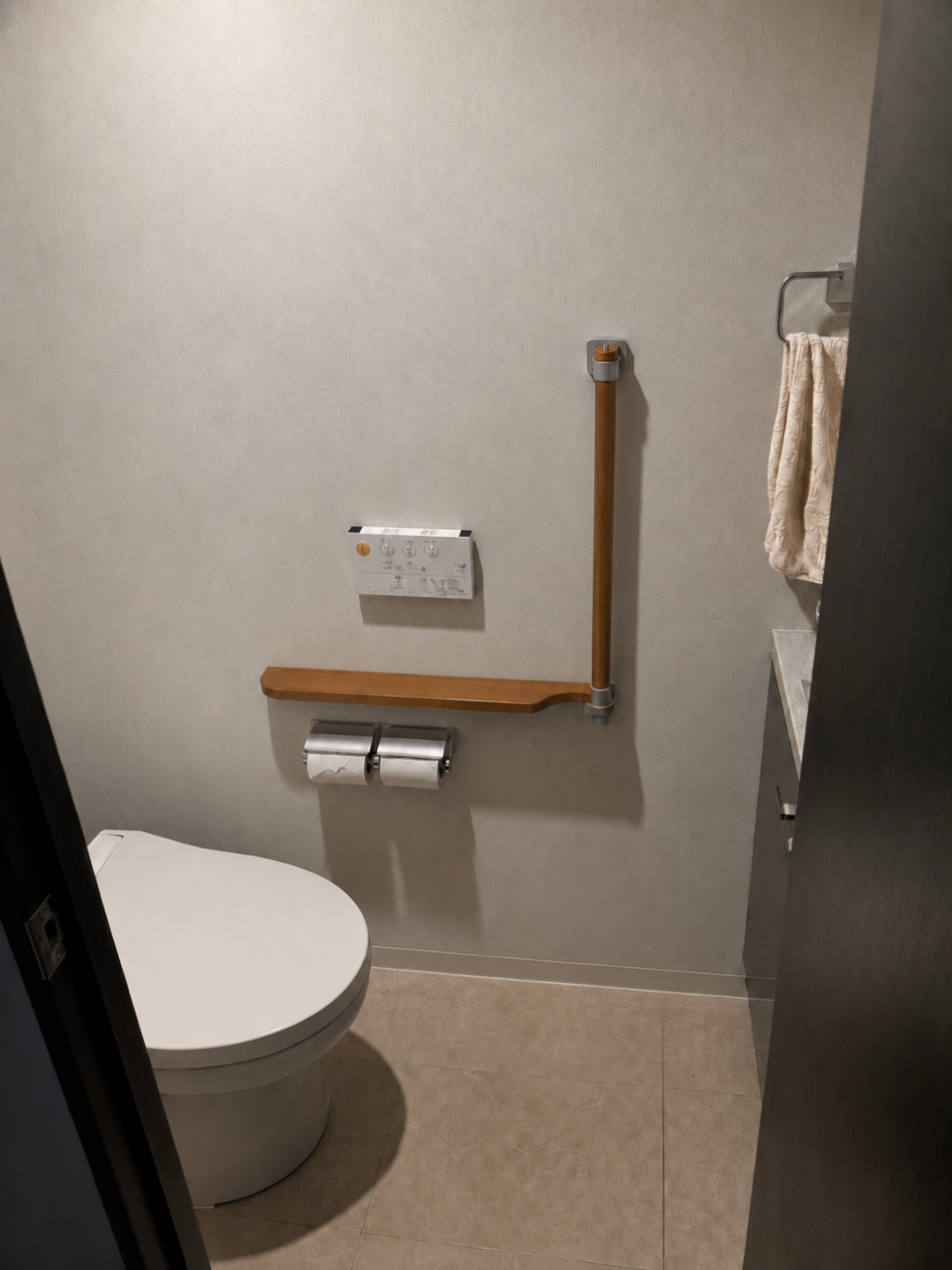 【札幌市清田区】トイレの立ち座りを支えるL型手すりを設置